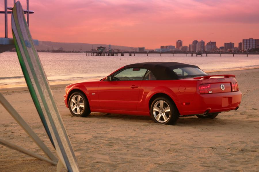  Ford Mustang GT Convertible 2005 года  (фото 34 из 44)